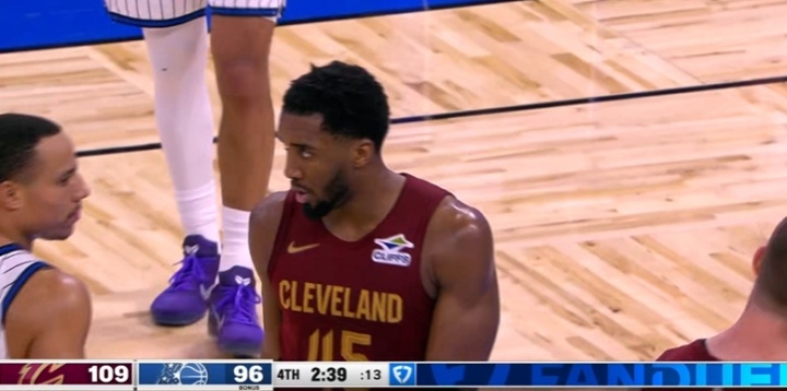 开云-⚡太韦德了！米切尔迷踪步把班凯罗晃得找不着北 替补席疯了